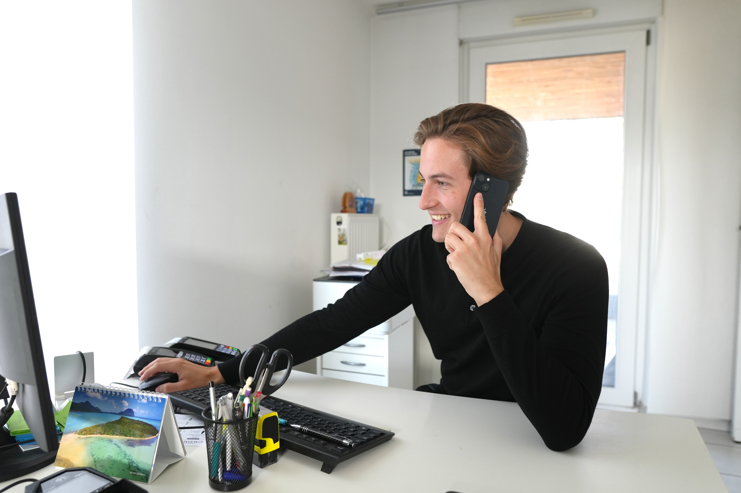 Berater von Sanovetis im Gespräch am Telefon