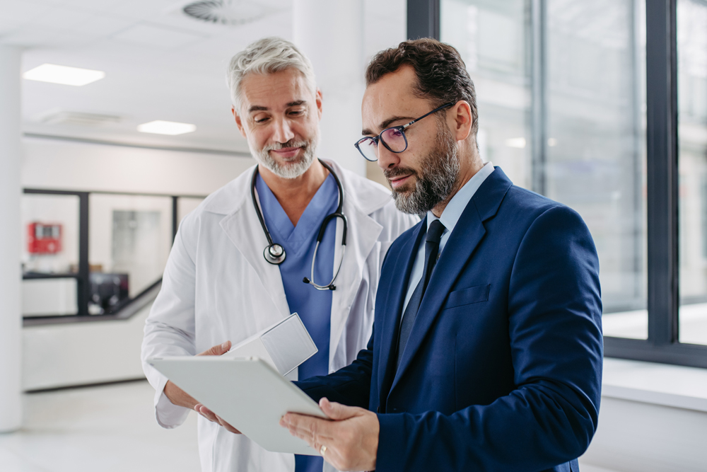 Arzt und Klinikentscheider im Gespr&auml;ch