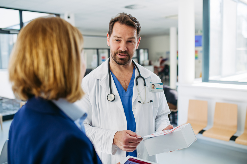 Ärztliches Gespräch auf einem Klinikflur