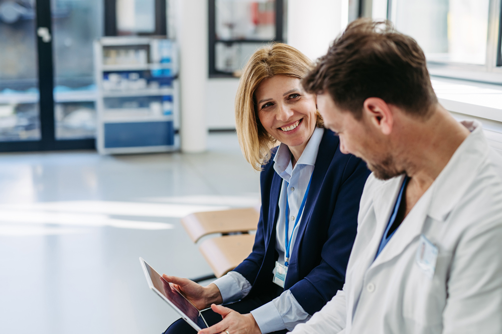 Ärztliches Team bespricht Unterlagen in der Klinik